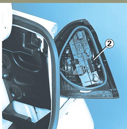 RENAULT CLIO 2 - FEUX ARRIÈRE : remplacement des lampes - 2