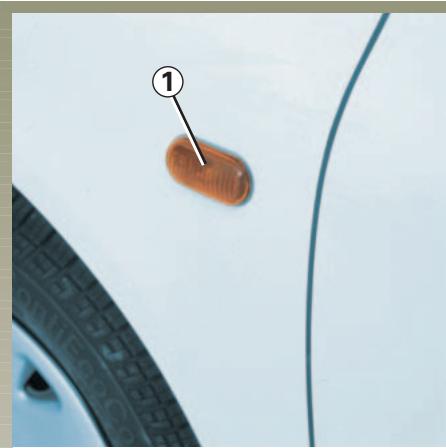 RENAULT CLIO 2 - RÉPÉTITEURS LATERAUX : remplacement des lampes - 1