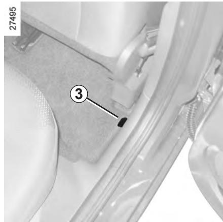 RENAULT CLIO 3 2010 - Pose du filet de séparation derrière les sièges avant - 1