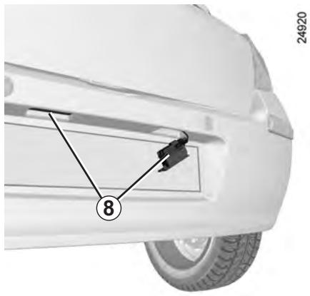 RENAULT CLIO 3 2010 - FEUX ARRIÈRE ET LATÉRAUX : remplacement des lampes (4/4) - 1