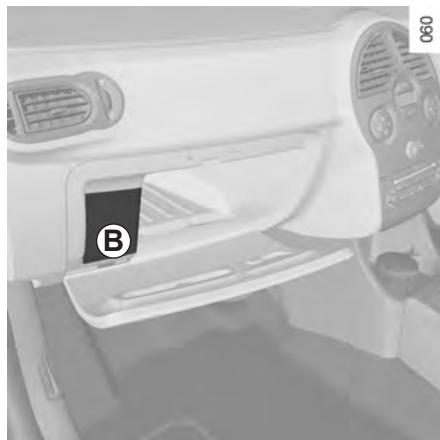 RENAULT GRAND MODUS 2011 - Compartment à fusibles - 1