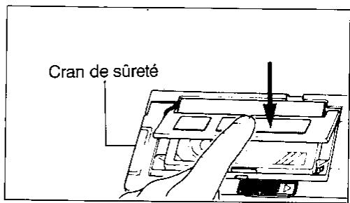 SHARP VL-C8000S - Mise en place d'une cassette compacte dans l'adaptateur - 3