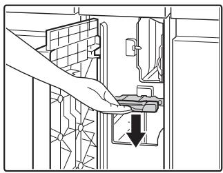 SHARP MX-M850 - Appuyez sur le bouton Q4 pour ouvrir le guide papier dans le sens de la flèche. - 2