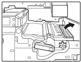 SHARP MX-M850 - Poussez le guide papier vers le bas dans le sens de la flèche. - 1