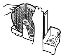 SHARP KC-860U - Attachez le filtre d'humidification au bac d'humidification et replacez le bac d'humidification dans l'appareil. - 1