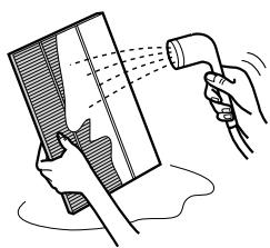 SHARP KC-860U - Rincez la saleté accumulée sur le FILTRE DÉSODORISANT LAVABLE sous l'eau tiède. - 1