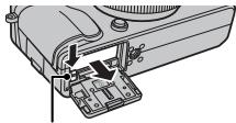 FUJIFILM PREMIUM X-PRO1 - Retrait de la batterie et de la carte mémoire - 1