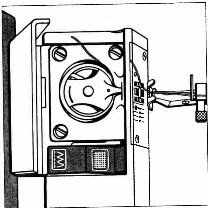 HUSQVARNA 5710 - Insertion of the bobbin case - 1