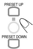JVC UX-H100E - Druk op PRESET UP of PRESET DOWN om een voorkeurzendenummer te kiezen. - 1