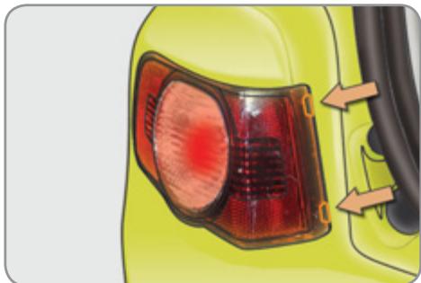 CITROEN C3 II PICASSO - Changement du feu antibrouillard / feu de recul - 1