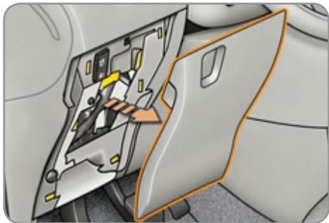 CITROEN C3 PICASSO 2011 - Fusibles dans la planche de bord - 1