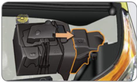 CITROEN C3 PICASSO 2011 - Fusibles dans le compartment mateur - 1