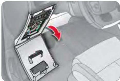 CITROEN C4 2 2010 - Fusibles dans la planche de bord - 1