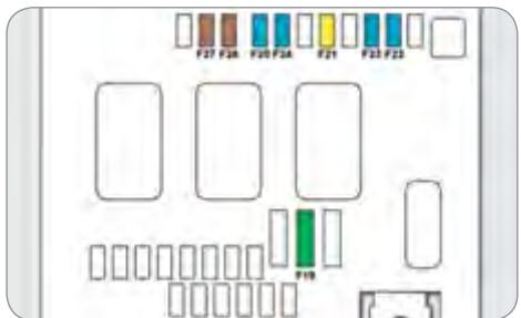 CITROEN C4 2 2010 - Fusibles dans le compartiment moteur - 2