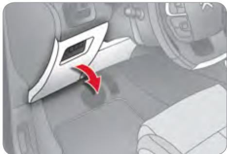 CITROEN C4 2 2010 - CHANGEMENT D'UN FUSIBLE - 1