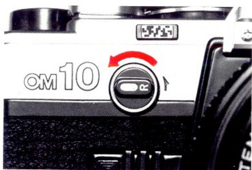 OLYMPUS OM10 - Rebobinage du FILM - 1
