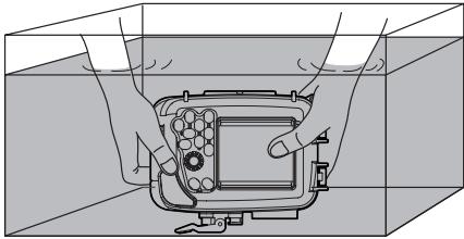 OLYMPUS PT-041 - Reinigen des Gehäuses mit klarem Wasser - 1