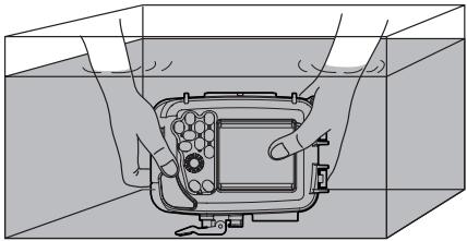 OLYMPUS PT-043 - Reinigen des Gehäuses mit klarem Wasser - 1