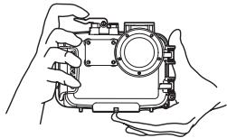 OLYMPUS PT-043 - Richtiges Halten des Gehäuses - 1