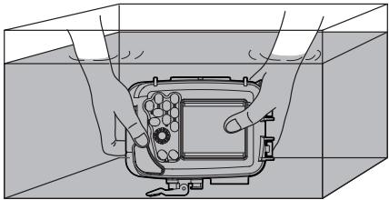 OLYMPUS PT-043 - Lave la caja con agua pura. - 1