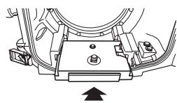 OLYMPUS PT-E03 - Comment monter et retirer le support d'appareil - 4
