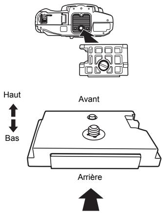 OLYMPUS PT-E03 - Montage du support d'appareil sur l'appareil photo numérique - 1