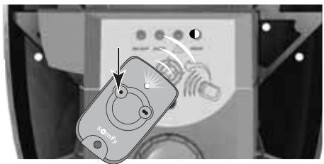 SOMFY SGA 4100 - - Mémorisation des télécommandes en ouverture piétonne ou totale : - 1