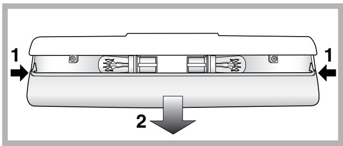 HOTPOINT BCZ M 400 IX/HA - Replacing the light bulb - 1