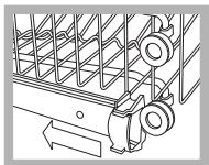 HOTPOINT LFF 8214 EU/HA - Heben oder senken Sie den Korb niemals nur an einer Seite. - 1