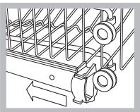 HOTPOINT LFF 8214 EU/HA - Ne jamais soulever ou abaiser le panier d'un seul cotoé. - 1