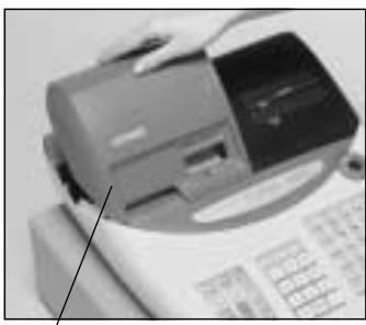 CASIO TE-2000 - Installer les trois piles de sauvegarde. - 1