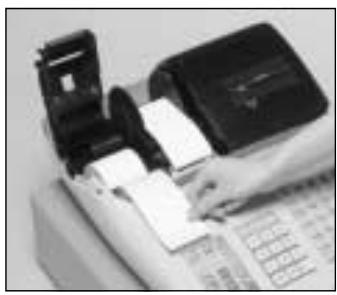CASIO TE-2000 - Pour installer le rouleau de papier des tickets de caisse - 2