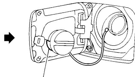 NISSAN MAXIMA 2002 - TRAPPE DU RÉSERVOIR DE CARBURANT - 3
