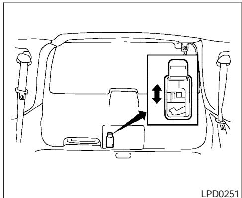NISSAN PATHFINDER 2006 - HAYON VITRÉ - 2