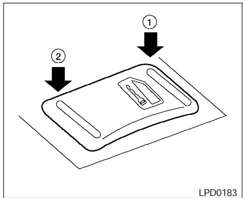 NISSAN TITAN 2004 - Verrouillage de l'intérieur   VERROUILLAGE AU MOYEN DE LA COMMANDE DE VERROUILLAGE INTÉRIÈURE - 1