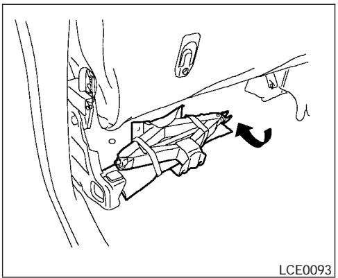 NISSAN TITAN 2004 - Retrait de la roue de secours et des outils du coffre - 1