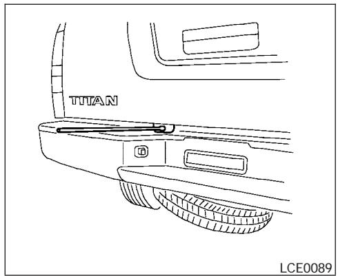 NISSAN TITAN 2004 - Retrait de la roue de secours et des outils du coffre - 2