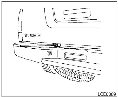 NISSAN TITAN 2007 - Retrait de la roue de secours et des outils du coffre - 2