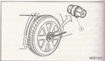 NISSAN QASHQAI+2 - Posez le cric sur un sol plat et dur. - 1