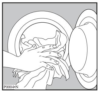 ZANUSSI ZWF-1650 - Place the laundry in the drum - 1