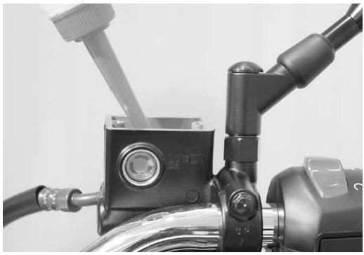 SUZUKI VANVAN 125 - Changement du liquide de FREIN - 1