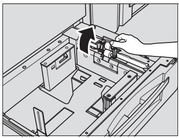 KONICA MINOLTA BIZHUB PRO 1050 1050E - Chargement du papier destiné aux couvertures dans le bac couverture du Thermorelieur PB-501 - 2
