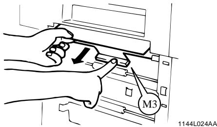 KONICA MINOLTA CF911PE - Rabaisser le guide 3 et-retirer la feuille depapier. - 1