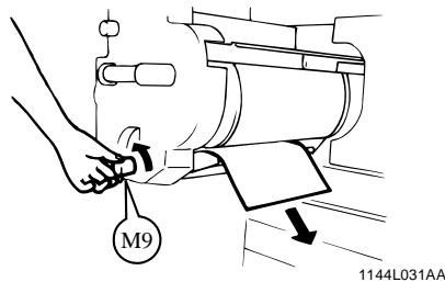 KONICA MINOLTA CF911PE - Enlever la feuille de la zone supérieure de l'unité de transfert/fixation. - 2