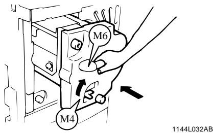 KONICA MINOLTA CF911PE - Replacer l'unité transfert/fixation dans l'imprimante et tourner le levier de déverrouillage (M4) vers la droite. - 1