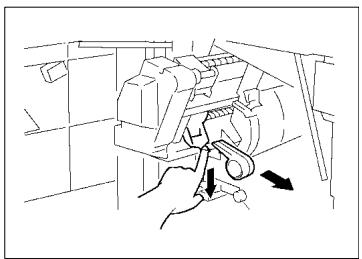 KONICA MINOLTA DI620 - Remplacer la cartouche d'agrafes - 4