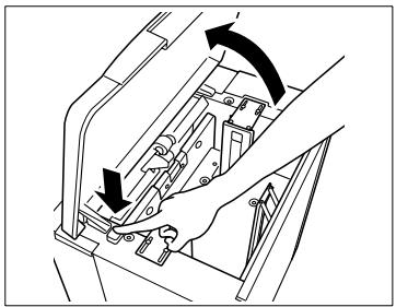 KONICA MINOLTA DI650 - Remplissage du bac d'alimentation de papier 4 - C-404 (option) - 1