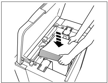 KONICA MINOLTA DI650 - Remplissage du bac d'alimentation de papier 4 - C-404 (option) - 2