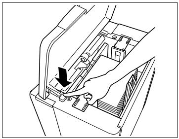 KONICA MINOLTA DI750 - Remplissage du bac d'alimentation de papier 4 - C-305 (option) - 3