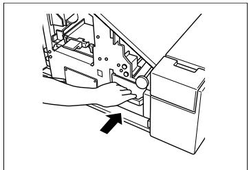 KONICA MINOLTA DI750 - Vider le bac de déchets de l'unité de massicotage. - 4